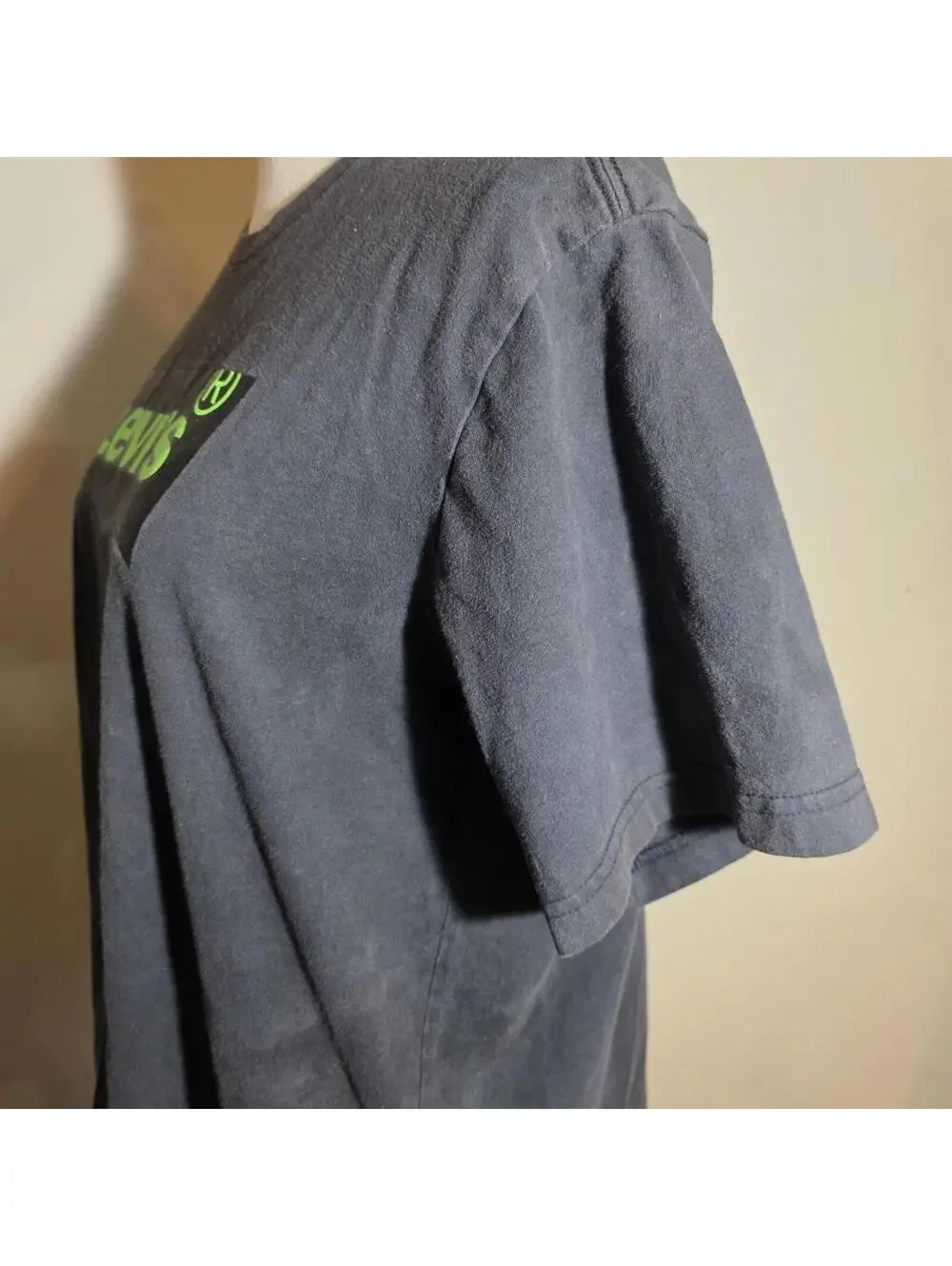 black‎ levi’s tee 💚